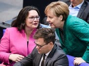 Haben Innenminister Horst Seehofer (CSU-Chef) ausmanövriert mit seinen noch härteren Vorgaben: SPD-Chefin Andrea Nahles (links) im Gespräch mit Bundeskanzlerin Angela Merkel, ihrerseits CDU-Chefin (in einer Aufnahme vom 28. Juni im Bundestag). (Bild: KEYSTONE/EPA/CLEMENS BILAN)