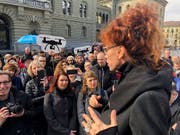 Autorin Sibylle Berg vom Referendumskomitee spricht an der Auftaktveranstaltung zum Referendum im April (Archivbild). (Bild: KEYSTONE/ADRIAN REUSSER)