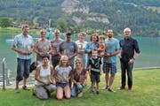 Die Retter (hinten v.l.): Beat Ming, Esther Probst, Martin Halter, Godi Amatter, Mirjam Fuchs. Sonja und Tobias E. mit ihren Söhnen und Rolf Langenbacher. Vorne von links: Yolanda Rohrer, Laura Gasser und Nicole Gasser. (Bild: Birgit Scheidgger, Lungern, 4. Juli 2018)