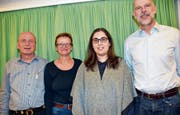 Nach der Pensionierung von Dieter und Rosmarie Geuter (links im Bild) werden Patricia Caetano (Pflegeleiterin) und Thomas Aepli als Heimleiter das Alterswohnheim führen. (Bild: Isabelle Kürsteiner)