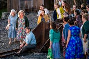 Hanspeter Müller-Drossaart als Murer (sitzend) und das Laienensemble ergänzen einander ausgezeichnet. (Bild: Alexandra Wey / Keystone, 4. Juli 2018)