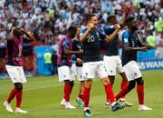 Die Spieler Frankreichs, im Vordergrund Florian Thauvin, jubeln nach dem gewonnenen Match gegen Argentinien. (Bild: Felipe Trueba / EPA (Kazan, 30. Juni 2018))