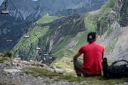 Blick auf den Sessellift welcher vom Rothorn zum Eisee führt. Die Bergbahnen Sörenberg gehen nun über die Bücher. (Bild: Pius Amrein, 3. August 2017)