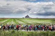 Die Fahrer der Tour de France passieren bei ihrem Ritt durch die Normandie unter anderem den Mont-Saint-Michel. (Bild: Chris Wallis/Keystone; 2. Juli 2016 )