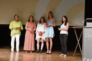 Die besten Absolventinnen: Isabelle Kürsteiner, Leoni Wittmann, Severina Rechsteiner, Stefanie Ehrbar und Lehrerin Yvonne Glanzmann. (Bild: CAL)