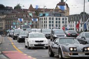 Autos auf der Seebrücke Luzern. Auf dieser ereignete sich der vermeintlich folgenschwere Unfall vor 18 Jahren. (Bild: Corinne Glanzmann, 21. August 2017)