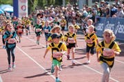Junge Läufer am Switzerland Marathon light, hier beim Klassenduell im Vorjahr. (Bild: Roger Zbinden, Sarnen, 3. September 2017)