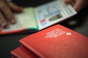 Der Stadtrat soll entscheiden, wer den Schweizer Pass bekommen kann. (Bild: Michel Canonica)
