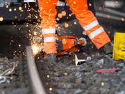 Nach der Entgleisung bei Eglisau ZH bleibt die Bahnstrecke nach Bülach für die Bergung des Güterzugs und Reparaturen während mehrerer Stunden unterbrochen. (Bild: KEYSTONE/URS FLUEELER)