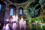 Als seien die Engel über den Altarbildern in der nächtlichen Kathedrale zum Leben erwacht und reckten und streckten sich nun anmutig. (Bild: Keystone/Eddy Risch)