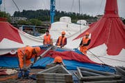 Arbeiter bauen auf der Allmend das Zirkuszelt auf. (Bild: Corinne Glanzmann (5. Juli 2018))