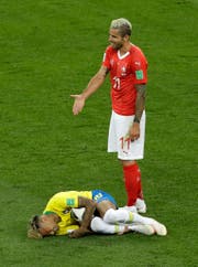 Neymar wälzt sich im Spiel gegen die Schweiz am Boden - Valon Behrami versteht es nicht. (Bild: Keystone)