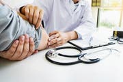 Die Leistungen der Ärzte werden schweizweit unterschiedlich abgegolten. (Bild: Getty)