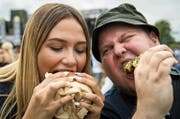 Miranda Diggelmann und Mathias Frei beissen herzhaft in Burger und Corn-Dog. (Bilder: Reto Martin)