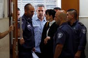 Gonen Segev wird von Polizisten aus einem Jerusalemer Gericht geführt. (Ronen Zvulun/AP, 5. Juli 2018)