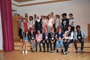 Die Migrantinnen und Migranten mit allen Beteiligten, welche den Kurs «Quartierschule» in den vergangenen fünf Wochen in Kirchberg ermöglichten. (Bild: Beat Lanzendorfer)