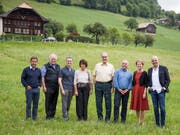 Die Landesregierung und Bundeskanzler Walter Thurnherr posieren am Donnerstag auf einer Wiese bei Charmey für die Fotografen. (Bild: KEYSTONE/PETER KLAUNZER)