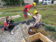 Die Forschenden holten das im April eingelagerte Bier am Donnerstag aus dem Schacht in Kaiseraugst. Dabei stellten sie fest, dass das Schneeeis im sogenannten römischen Kühlschrank trotz grosser Hitze noch nicht vollständig geschmolzen war. (Bild: Peter-Andrew Schwarz)