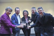 Ein Bild aus besseren Tagen: Die Aadorfer Schulbehörde mit Astrid Keller, Martin Köstli, Sandra Gansner Lienau, Andreas Spring und Nino Heider stösst am 12. Februar 2017 auf die Gesamterneuerungswahl an. (Archivbild: Olaf Kühne)