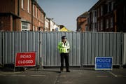 Eine Polizistin überwacht ein Sperrgebiet in Salisbury. (AP Photo/Matt Dunham/AP; 5. Juli 2018)