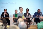 Der bestehende Vorstand unter Vizepräsidentin Sabrina Suter (gestreiftes Oberteil) bleibt vorläufig im Amt. Im Bild vorne zu sehen ist Ex-Präsident Roman Steiner. (Bild: Pius Amrein (Luzern, 5. Juli 2018)).
