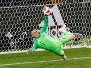 Für diese Parade im Penaltyschiessen gegen Kolumbien half England Goalie Jordan Pickford der Trick mit der Wasserflasche (Bild: KEYSTONE/AP/ANTONIO CALANNI)