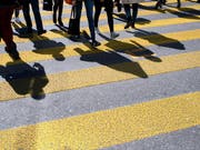 Fussgängerinnen und Fussgänger sind die einzigen Verkehrsteilnehmer, bei denen externer Gesundheitsnutzen die ungedeckten Kosten übersteigt. (Bild: KEYSTONE/ANTHONY ANEX)