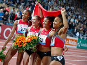Die Schweizerinnen jubeln an der Athletissima über den Sieg und den Schweizer Rekord (Bild: KEYSTONE/VALENTIN FLAURAUD)