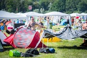 Erste Besucher stellen kurz nach dem Einlass am Mittwochnachmittag ihre Zelte auf. (Bild: Andrea Stalder)