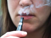 An einem runden Tisch mit Branchenvertretern will das Bundesamt für Lebensmittelsicherheit und Veterinärwesen (BLV) Massnahmen für den Verkauf von E-Zigaretten an Minderjährige entwickeln. (Bild: KEYSTONE/APA/HELMUT FOHRINGER)