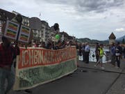   Under the motto "I am also a human being", the demonstration train from Lucerne crossed the Reuss bridge. (Photo: David Kunz) 