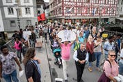Rund 700 Flüchtlinge und Sympathisanten zogen abends über die Reuss. (Bild: Urs Flüeler/Keystone (5. Juli 2018))