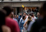 Touristenmassen in der Löwengartenstrasse, in der Nähe des Luzerner Löwendenkmals. (Bild: Corinne Glanzmann (5. Juni 2018)