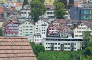 Bis heute ist die «Appenzeller Zeitung» am Sandort Standbühl im Zentrum von Herisau in grossen Lettern angeschrieben – grösser als an dem seit 1980 gültigen Standort an der Kasernenstrasse. (Bild: Roger Fuchs)