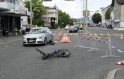 Die beiden Unfallfahrzeuge auf der Luzernerstrasse, die während drei Stunden nur beschränkt befahrbar war. (Bild: Luzerner Polizei (Ebikon, 4. Juli 2018))