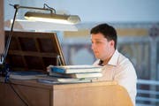 Der polnische Organist Michal Markuszewski während der Probe für ein Konzert in der Pfarrkirche St. Martin in Baar.Am Mittwochabend trat er im KKL auf. (Bild: Maria Schmid, 6. Mai 2018.)