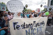 Demonstranten in der Altstadt von Luzern. (Bild: Urs Flüeler/Keystone (5. Juli 2018))