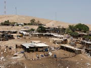   The Bedouin village of Khan al-Ahmar between Jericho and Jerusalem in the West Bank. (Image: KEYSTONE / EPA / ABIR SULTAN) 