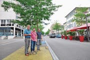SP-Mitglied Walo Abegglen, Ortsparteipräsident Cyrill Huber und Gemeinderat Markus Brüllmann posieren am Boulevard. (Bild: Viviane Vogel)