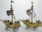 Die beiden silbernen Segelschiffe, die aus NS-Raubkunst stammen, wurden für knapp 300'000 Franken versteigert. (Bild: Historisches und Völkerkundemuseum St. Gallen)