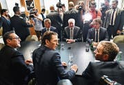 Österreichs (vorne, von rechts) Vizekanzler Heinz Christian Strache (FPÖ), Bundeskanzler Sebastian Kurz (ÖVP) und Innenminister Herbert Kickl (FPÖ) empfangen den deutschen Innenminister Horst Seehofer (hinten Mitte) in Wien. (Bild: Hans Punz/APA (5. Juli 2018))