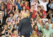 Donald Trump liebt das Bad in der Menge, die er gern gegen jene Institutionen ausspielt, die ihn kontrollieren. (Bilder: Craig Lassig/EPA)