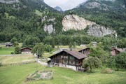 Sicht auf die Felsabrissstelle nach einer lang zurueckliegenden Munitionsexplosion in Mitholz. (KEYSTONE/Peter Schneider)