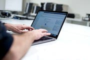 Mit der neuen Steuersoftware, kann die Steuererklärung komplett elektronisch eingereicht werden. (Bild: Maria Schmid)