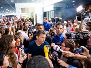 Captain Stephan Lichtsteiner (vorne) bei der Ankunft am Flughafen Kloten (Bild: KEYSTONE/CHRISTIAN MERZ)