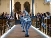   The public is close to the action: scene of the pilgrimage danced "Peregrinatio" Beate Vollack at the St. Gallen Cathedral on the occasion of the festival of St. Gallen. (Image: KEYSTONE / EDDY RISCH) 