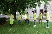 Das Projekt zeigt Erfolg: Die Asylsuchenden haben am Dienstag auf ihren Touren zehn Kehrichtsäcke voll Abfall eingesammelt. (Bild: Alessia Pagani)