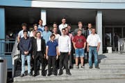 Die erfolgreichen Lehrabgänger als Elektroinstallateure mit ihrem Lehrer Thomas Rechsteiner und Norbert Geiger, Vorstandsmitglied des Berufsverbandes. (Bild: SAB)
