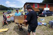 Kantonssommerlager der Jungwacht und Blauring Kasola im Suhrental. Im Bild von links Marialena Schmid und Karin Widmer bei Aufbauarbeiten im Lager. Bild: Werner Schelbert (4. Juli 2018)
