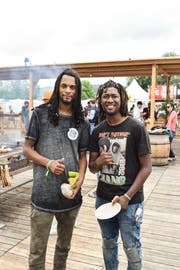 Diese beiden Open-Air-Besucher sind von der Grillstelle überzeugt. (Bild: Samuel Koch)